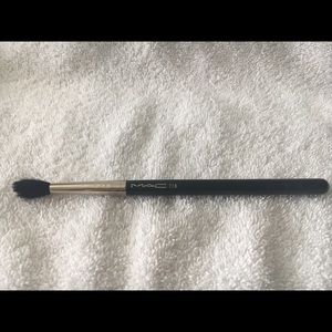 MAC 224 Tapered Blending Brush